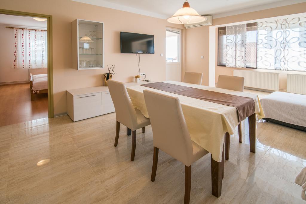 Apartments Villa Ana Đảo Krk Ngoại thất bức ảnh